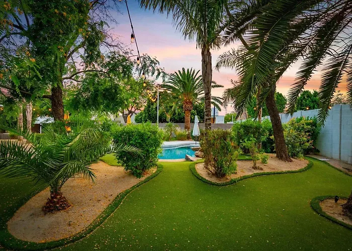 Smurf Haus - Luxuriously Small With Resort-like Pool Holiday home *