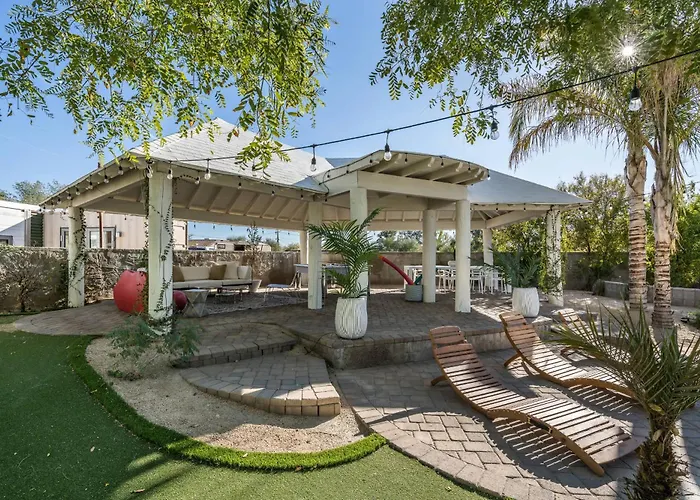 Smurf Haus - Luxuriously Small With Resort-like Pool Holiday home Phoenix