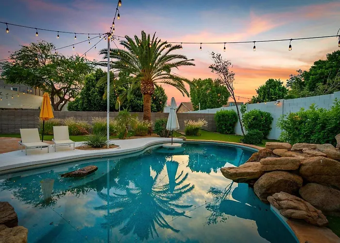 Smurf Haus - Luxuriously Small With Resort-like Pool Holiday home
