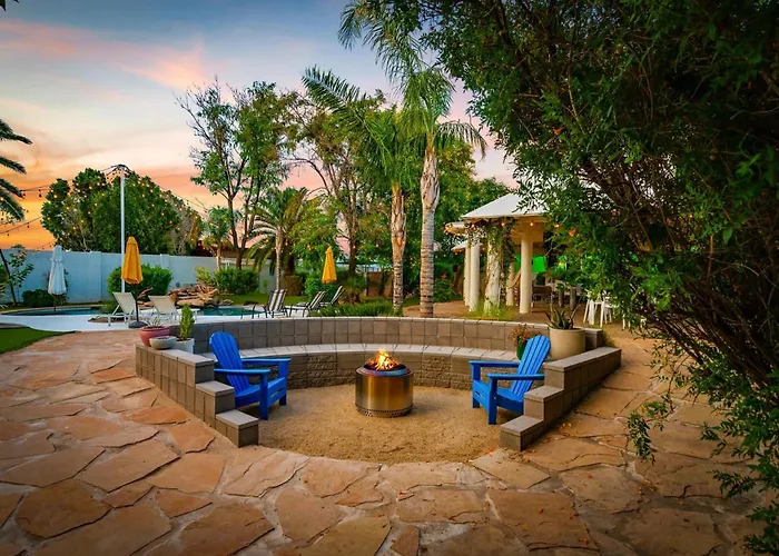 Smurf Haus - Luxuriously Small With Resort-like Pool Phoenix