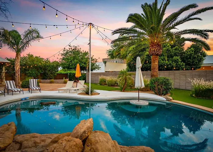 Smurf Haus - Luxuriously Small With Resort-like Pool * Phoenix