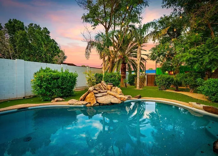 Smurf Haus - Luxuriously Small With Resort-like Pool Holiday home
