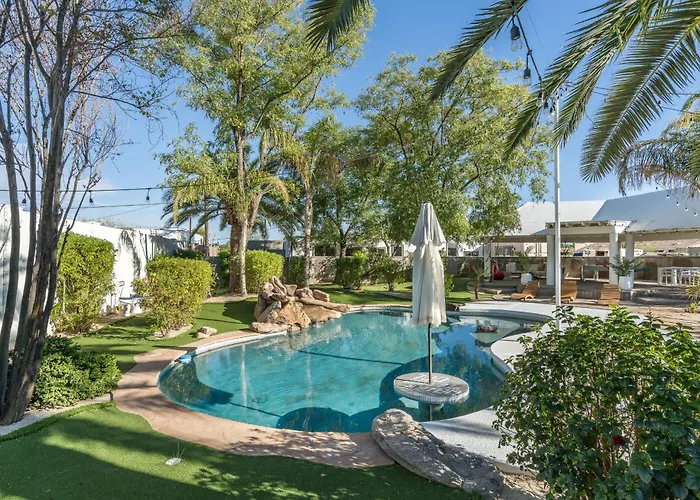 Smurf Haus - Luxuriously Small With Resort-like Pool Holiday home *
