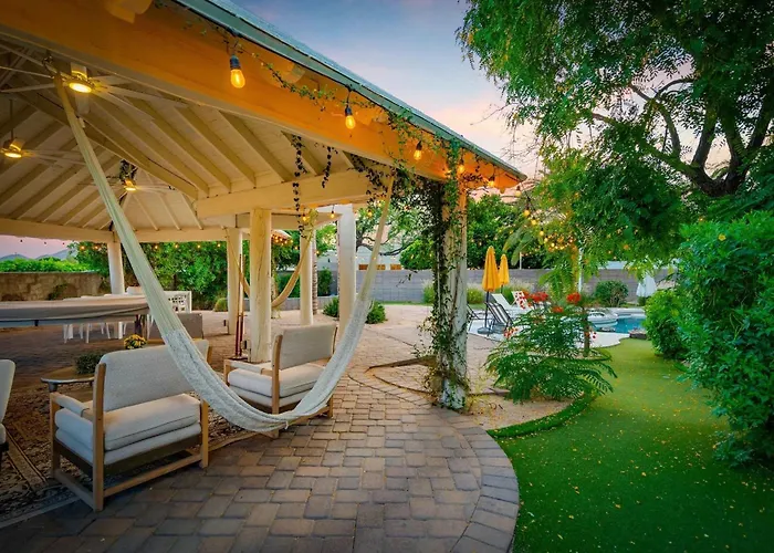 Smurf Haus - Luxuriously Small With Resort-like Pool Holiday home Phoenix