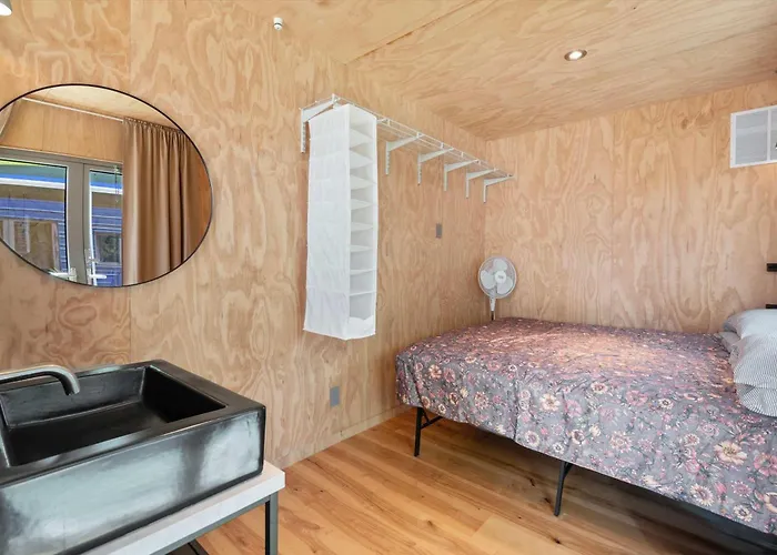 Smurf Haus - Luxuriously Small With Resort-like Pool *